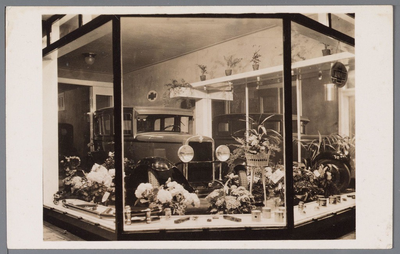 WAT001002802 Een etalage van garage Jorritsma aan de Breedstraat.