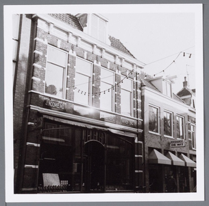 WAT001002807 Links kruidenierszaak J. Noome en zonen rechts het Boekeneiland van Boekhandel de Wit