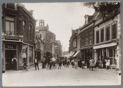 WAT001002815 Hoek Willem Eggertstraat, Kolktraat met zicht op de Koepelkerk, rechts Switzer grossier in ...