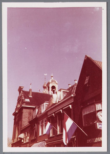 WAT001002820 Breedstraat met op de achtergrond de toenmalige Kaaswaag in 1960 een politieburau met op de eerste ...