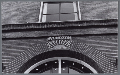 WAT001002973 Aanduiding Avondzon boven de inagng van het vroegere Gast en Proveniershuis uit 1844 van architect ...