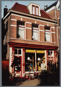 WAT001002975 Dit pand is in 1901-1902 gebouwd als winkelhuis met afzonderlijke bovenwoning in opdracht van Jb. de ...