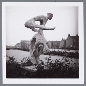 WAT001002829 Beeldje van mevrouw Slahus Mullen bij de Dopschool.