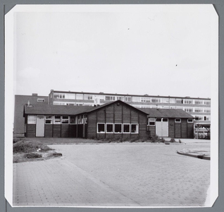 WAT001002837 De Kruiskerk, een gereformeerde noodkerk, aan de Rivierenlaan, Churchilllaan met op de achtergrond een ...