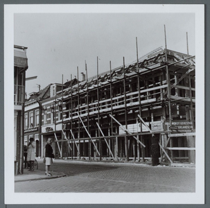 WAT001002882 Foto v.l.n.r. Dubbele Buurt nummer 17 de Twentse Bank , vervolgens Dubbele Buurt nummer 19 een modezaak ...