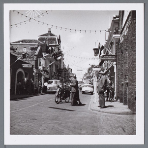 WAT001002906 Hoek Koestraat Dubbele Buurt met rechts de Nederlandse Middenstandbank Dubbel Buurt nummer 23.