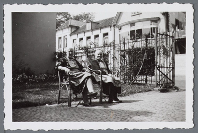 WAT001002968 De tuin van het vroegere Gast en Proveniershuis, later ziekenhuis. Op 29 maart 1940 veranderde de functie ...