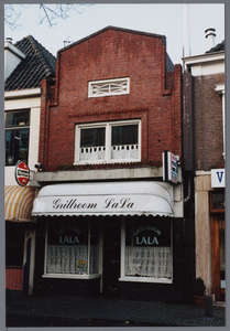WAT001002974 Het uit 1926 daterende pand is onder architectuur van Cornelis Koning in bouwstijl Amsterdamse School. . ...