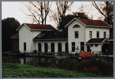 WAT001003093 Het gebouw met de naam Het Witte Huis is gebouwd in 1842 door aannemer Jacob Eisenberger. De architect was ...