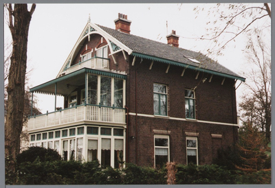 WAT001003127 Dit pand in chaletstijl is in 1880-1881 gebouwd in opdracht van de Purmerender koopman A.M.Middelhof. In ...