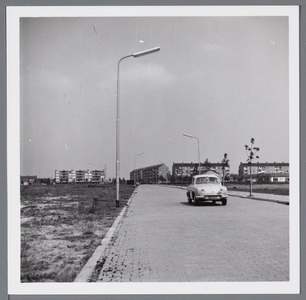 WAT001003074 Hoornselaan met rechts op de achtergrond een aantal flats aan het Cavaljéplein.