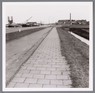 WAT001003121 In het midden melkfabriek Hollandia.In 1896 kwam deze fabriek via een veiling in het bezit van de ...