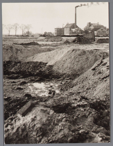 WAT001003130 Ophoging Zuidpolder met rechts Melkfabriek Hollandia. In 1896 kwam deze fabriek via een veiling in het ...