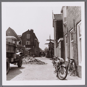 WAT001003264 Bouw en heiwerk van de Nederlandse Middenstandsbank aan de Kalversteeg.