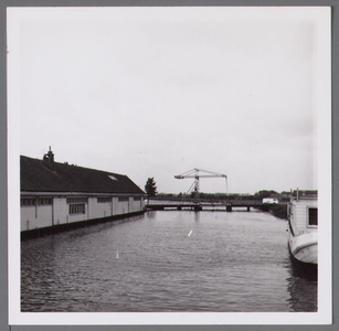 WAT001003295 Noodbrug over de Where, op de plaats van de vroegere trambrug.Links de oude neerzetloods van ...