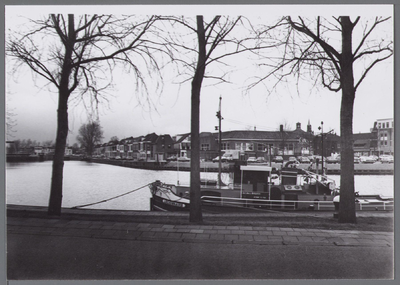 WAT001003299 Kanaaldijk met uitzicht over de Kanaalkade met aan de overkant de katholieke St.Joseph jongensschool , ...