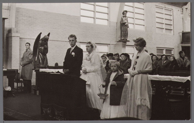 WAT001003337 Trouwerij in de rooms-katholieke noodkerk aan de Beemsterburgwal, voorheen het voormalige afslaggebouw van ...