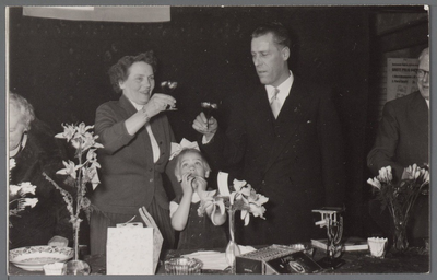 WAT001003436 Opening bedrijfspand van W.Los, Mercedes dealer aan de Burgemeester D.Kooimanweg 6.Foto: W.Los met zijn ...