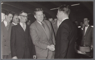 WAT001003437 Opening bedrijfspand van W.Los, Mercedes dealer aan de Burgemeester D.Kooimanweg 6. Tweede man van rechts ...