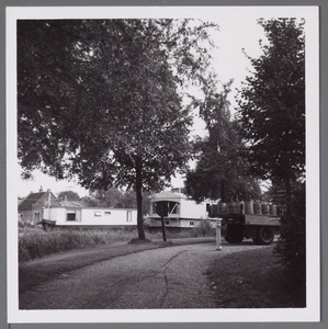 WAT001003518 Laatste gedeelte van het Molenplantsoen met links de woonschepenbouw van de firma Dijkstra uit Sneek.