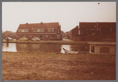 WAT001003525 Huizen molenplantsoen nummer 4 t/m 8 met haaks erop het Schipperspad. Rechts de Timmerloods van C.en D. Prins.