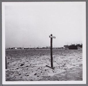 WAT001003685 Hoek Olympiastraat-Flevostraat in aanbouw. Bouw en aannemersbedrijf N.V. Heykamp uit Amsterdam had er een ...