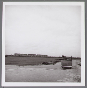 WAT001003709 Overweerse Polderdijk met in de verte een aantal flats aan het Cavaljéplein.