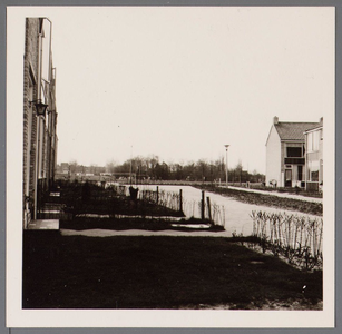 WAT001003811 Aletta Jacobslaan gezien vanuit de Perkstraat. Op de achtergrond sportvelden en de R.K. begraafplaats.