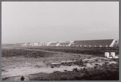 WAT001003926 deel van de Purmer Zuid in aanbouw, woningen aan de Da Palestrinastraat , de flat erachter is de ...