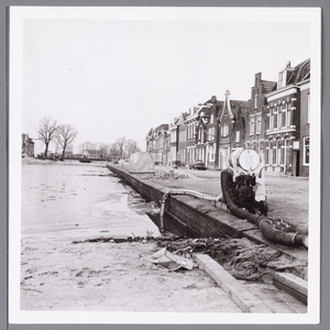 WAT001004393 Nadat de nieuwe waterweg De Where was opengesteld is men begonnen met de werkzaamheden om de oude Where te ...