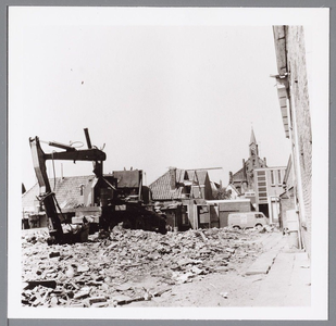 WAT001004557 Afbraak noordzijde Zuidersteeg. Op achtergrond de Lutherse kerk aan Hoogstraat.