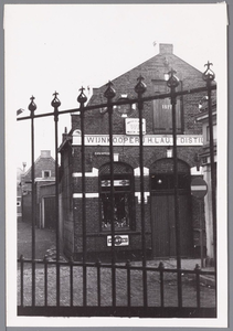 WAT001004559 Zuidersteeg hoek Schoolsteeg.Wijnkooperij H.Lau distilleerderij, sinds 1877.