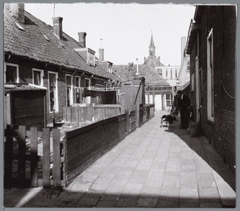 WAT001004560 Hofje in de Bultstraat. op de achtergrond de torenspits van de Lutherse kerk.