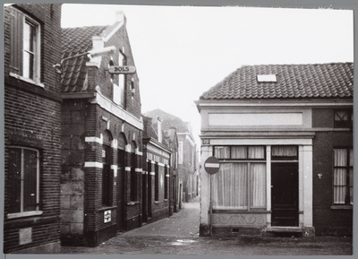 WAT001004562 Zuidersteeg hoek achter de kerk met links wijnkooperij H. Lau distilleerderij, sinds 1877. Het pand rechts ...