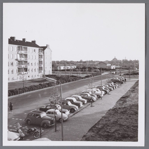 WAT001004722 Luilak (bloemen) markt op het Wormerplein. (georganiseerd door de winkeliers). Met links, flats aan het ...