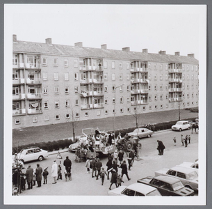 WAT001004725 Carnaval optocht op de van IJsendijkstraat.Met links, flats aan het Cavaljéplein.