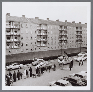 WAT001004727 Carnaval optocht op de van IJsendijkstraat.Met links, flats aan het Cavaljéplein.
