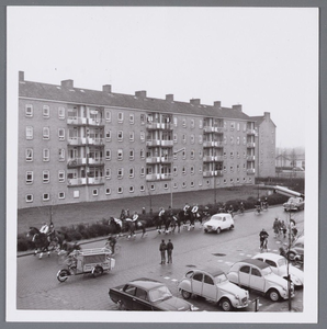 WAT001004742 Sinterklaasfeest op het Wormerplein.Met op de achtergrond een flat aan het Cavaljéplein.