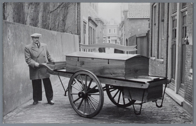 WAT001004867 Broodkar met daarnaast Barend CruyffAchter de muur aan de linkerkant ligt de tuin van het in de Hoogstraat ...