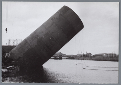 WAT001004876 Tewaterlating van een ijzeren pijp, vanaf het werfje van de Boer en Sloten.Met links op de achtergrond de ...