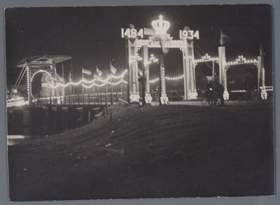 WAT001005177 Purmerend, september 1934. Beemsterbrug feestelijk verlicht tijdens herdenkingsfeest: Purmerend 450 jaar ...