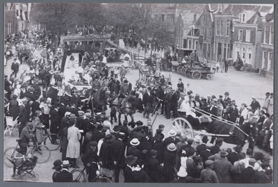 WAT001005159 Purmerend, De Where. Kroningsfeest Wilhelmina in 1898. Feestelijke optocht met toeschouwers. De foto is ...