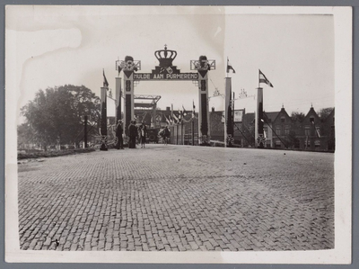 WAT001005183 Purmerend. De Beemsterbrug, versierd t.g.v. de viering van Purmerend 450 jaar marktstad.