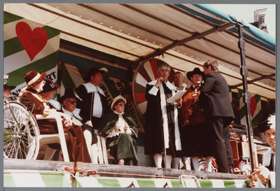 WAT001005339 Purmerend. Trekking loterij op de kermis.