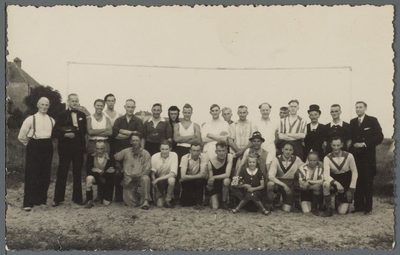 WAT001005572 Purmerend. Bevrijdingsfeest. Groepsportret van voetbalvereniging