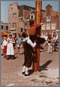 WAT001005519 Purmerend 500 jaar marktstad. Breugeliaanse dag. Paalklimmen