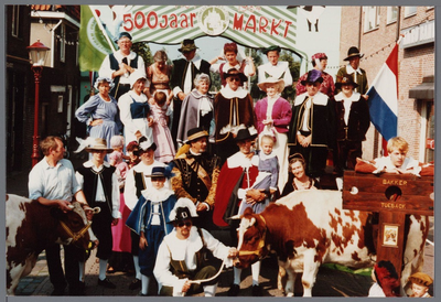 WAT001005527 Purmerend 500 jaar marktstad. Breugeliaanse dag. Groepsportret