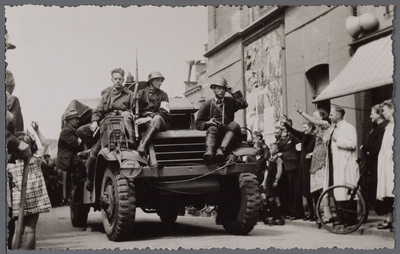 WAT001005578 Bevrijdingsfeest. Foto is genomen in de Breedstraat richting Kaasmarkt. Het pand aan de rechterzijde is ...
