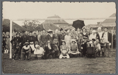 WAT001005579 Purmerend. Bevrijdingsfeest. Groepsportret van verkleedde mensen