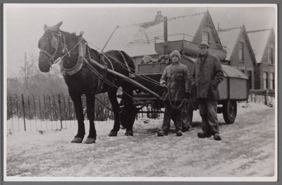 WAT001007192 Gemeentereiniger Jan Vink (links) met naast hem J. Koomen